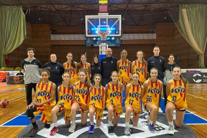 La selecció infantil, amb Llurba (centre) i Costafreda (66).