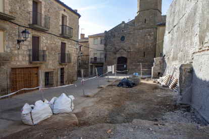 La demolició del vell edifici en ruïnes permetrà obrir una plaça davant de l’església.