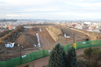 L’estat actual de les obres d’adequació del Baluard del Rei del Turó de la Seu Vella.