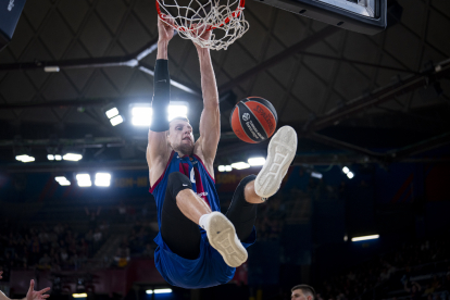 Jan Vesely, líder anotador amb 23 punts, esmaixa.