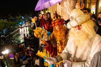 La pluja no va entelar la il·lusió dels més petits, que van gaudir de la desfilada de Ses Majestats.