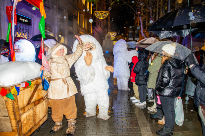 La pluja no va entelar la il·lusió dels més petits, que van gaudir de la desfilada de Ses Majestats.