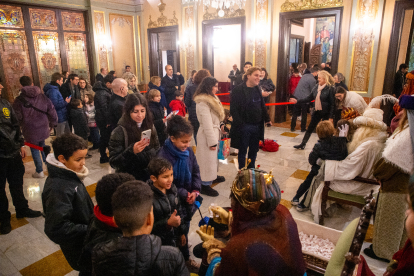 La pluja no va entelar la il·lusió dels més petits, que van gaudir de la desfilada de Ses Majestats.