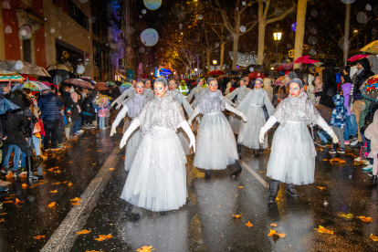 La pluja no va entelar la il·lusió dels més petits, que van gaudir de la desfilada de Ses Majestats.