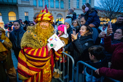 La pluja no va entelar la il·lusió dels més petits, que van gaudir de la desfilada de Ses Majestats.