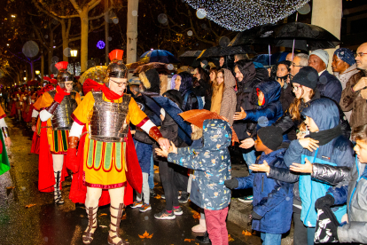 La pluja no va entelar la il·lusió dels més petits, que van gaudir de la desfilada de Ses Majestats.