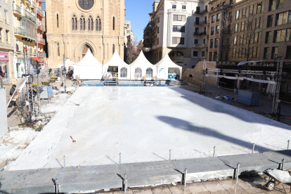 La pista de gel de la plaça Sant Joan ja està mig desmuntada.