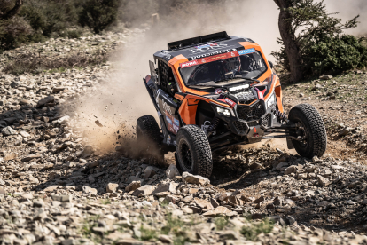 Eduard Pons i Jaume Betriu, en un moment de l’etapa d’ahir al Dakar.