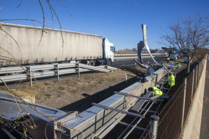 Operaris ahir amb l’estructura metàl·lica al voral de l’autovia.