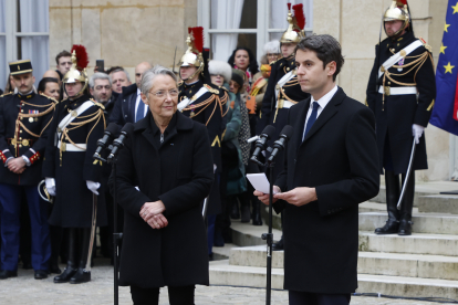 Gabriel Attal pronuncia un discurs com a nou primer ministre al costat de l’antecessora, Élisabeth Borne.