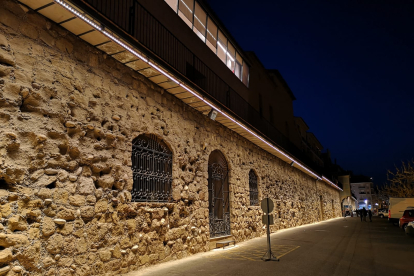 El tram de la muralla de la zona del Portalet de Balaguer on falla l’enllumenat.