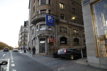 El de la plaça Sant Joan és un dels cinc aparcaments públics que hi ha a Lleida ciutat.