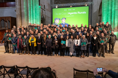 Foto grupal d’autoritats, agents i famílies reconegudes en l’acte del Dia del cos dels Agents Rurals, ahir a Lleida.