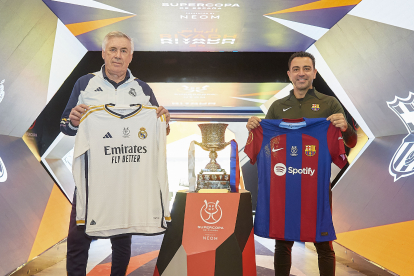 Carlo Ancelotti i Xavi Hernández, a la foto oficial prèvia a la final de la Supercopa.