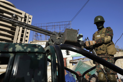 Un soldat houthi patrulla en un vehicle durant una protesta després dels atacs aeris occidentals.