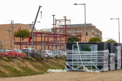 En primer pla, les parets modulars que s’acoblaran a l’estructura del nou edifici, al fons.