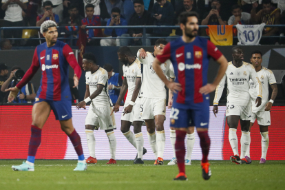 Araujo no va poder parar ahir Vinícius, que va dinamitar el Barça amb tres gols en la primera meitat que van deixar la final vista per a sentència.