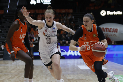 Claudia Contell, en un partit de la present temporada amb el València Basket.