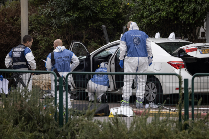 Forenses israelians inspeccionen el cotxe usat en l’atropellament.