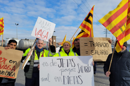 Alguns dels treballadors que ahir es van concentrar davant de l’empresa.