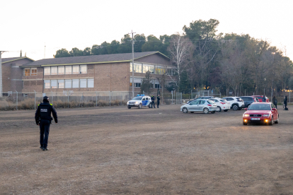 Agents de la Guàrdia Urbana vigilant ahir a la tarda el pàrquing del centre educatiu.