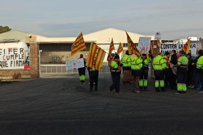 Treballadors de Teifer en vaga, ahir a l’entrada de l’empresa de transport.