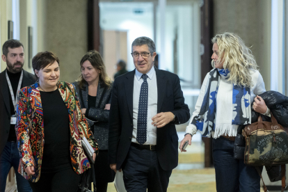 El portaveu del PSOE al Congrés, Patxi López, al costat de la diputada per Lleida, Montse Mínguez.