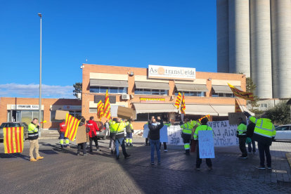 Els treballadors, ahir davant de la seu d’Asotrans.