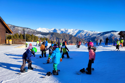 Un grup d’escolars a les pistes d’Espot.