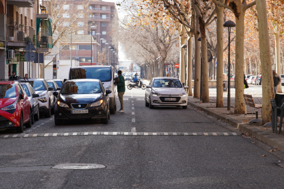 Vehicles estacionats en doble fila ahir a la ciutat de Lleida.