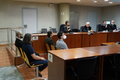 Els dos condemnats, a primera fila, ahir al banc de l’Audiència de Lleida.