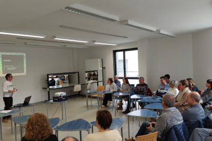 Presentació del projecte del nou Grup Teatre Mollerussa en una sala de L’Amistat.