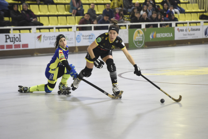 Luchi Agudo, que va firmar un hat-trick, intenta superar una jugadora de l’Igualada durant el partit d’ahir.