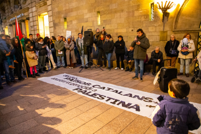 Concentració davant de la Paeria de Lleida contra el genocidi a la Franja de Gaza.