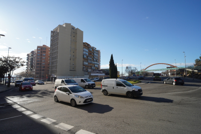 Vehicles circulant per la gran rotonda on conflueixen Ronda i l’avinguda de l’Exèrcit.