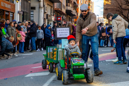 Logan, de 4 anys, un dels “tractoristes” més joves dels Tres Tombs de Lleida.