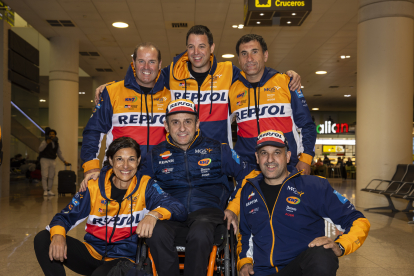 Isidre Esteve, amb membres del seu equip, a l’arribar a l’aeroport del Prat.