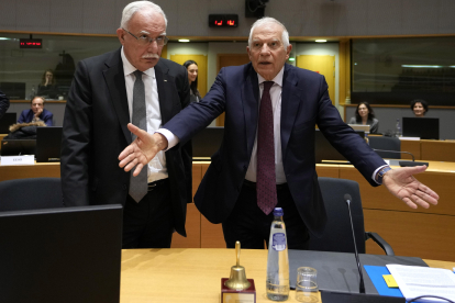 El ministre d’Exteriors palestí, Riyad al-Maliki, i Josep Borrell, ahir a Brussel·les.