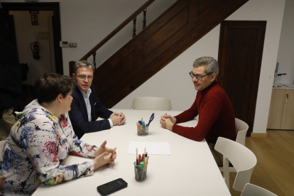 Joan Talarn i Estefania Rufach van donar la benvinguda ahir a l’IEI al nou director, Andreu Vàzquez.