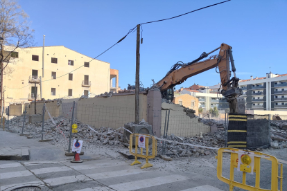 Aquest mur és l’últim que quedava ahir d’aquesta fàbrica, ubicada al costat del carrer Camí de Corbins.