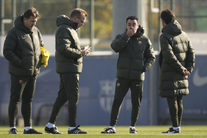 Xavi Hernández, amb membres del seu staff tècnic, durant l’entrenament d’ahir.