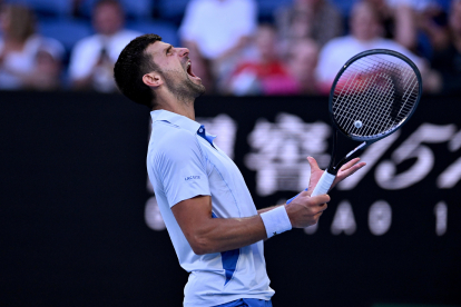 Djokovic celebra la victòria sobre el nord-americà Fritz.