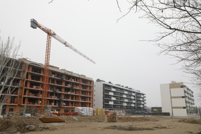 Habitatges en construcció a Lleida.