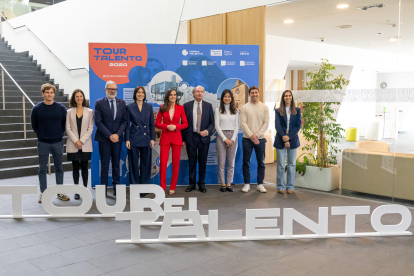 Visita a l’exposició. Juan Zamora, la reina Letícia, Ana Vallés, la ministra Diana Morant i l’alcalde, Fèlix Larrosa, a l’exposició a la Fundació Sorigué.