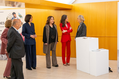 Visita a l’exposició. Juan Zamora, la reina Letícia, Ana Vallés, la ministra Diana Morant i l’alcalde, Fèlix Larrosa, a l’exposició a la Fundació Sorigué.