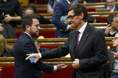 Pere Aragonès i Salvador Illa se saluden després de finalitzar el ple del Parlament ahir.