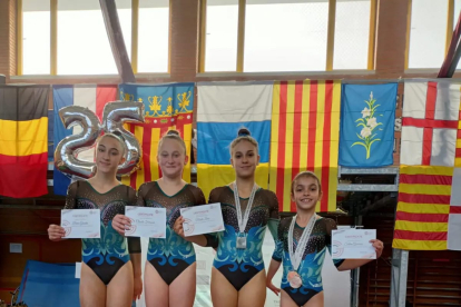 Les gimnastes del Gimnàstic Lleida amb les medalles i diplomes.