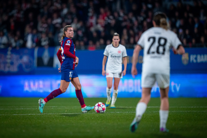 Patri Guijarro, autora de l’1-0, porta la pilota davant de la mirada de dos rivals.