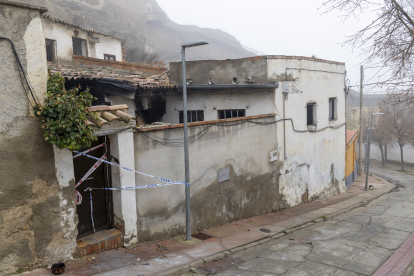 El foc es va declarar en aquesta casa del carrer de la Muralla de la capital de la Noguera.