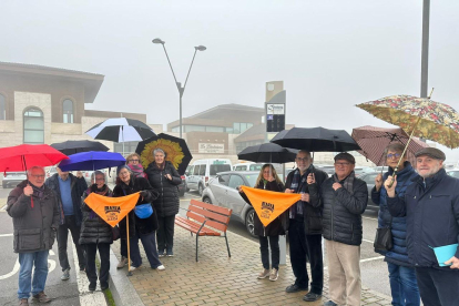 Membres de la Marea Pensionista de Lleida van demanar més marquesines a la parada del tanatori.